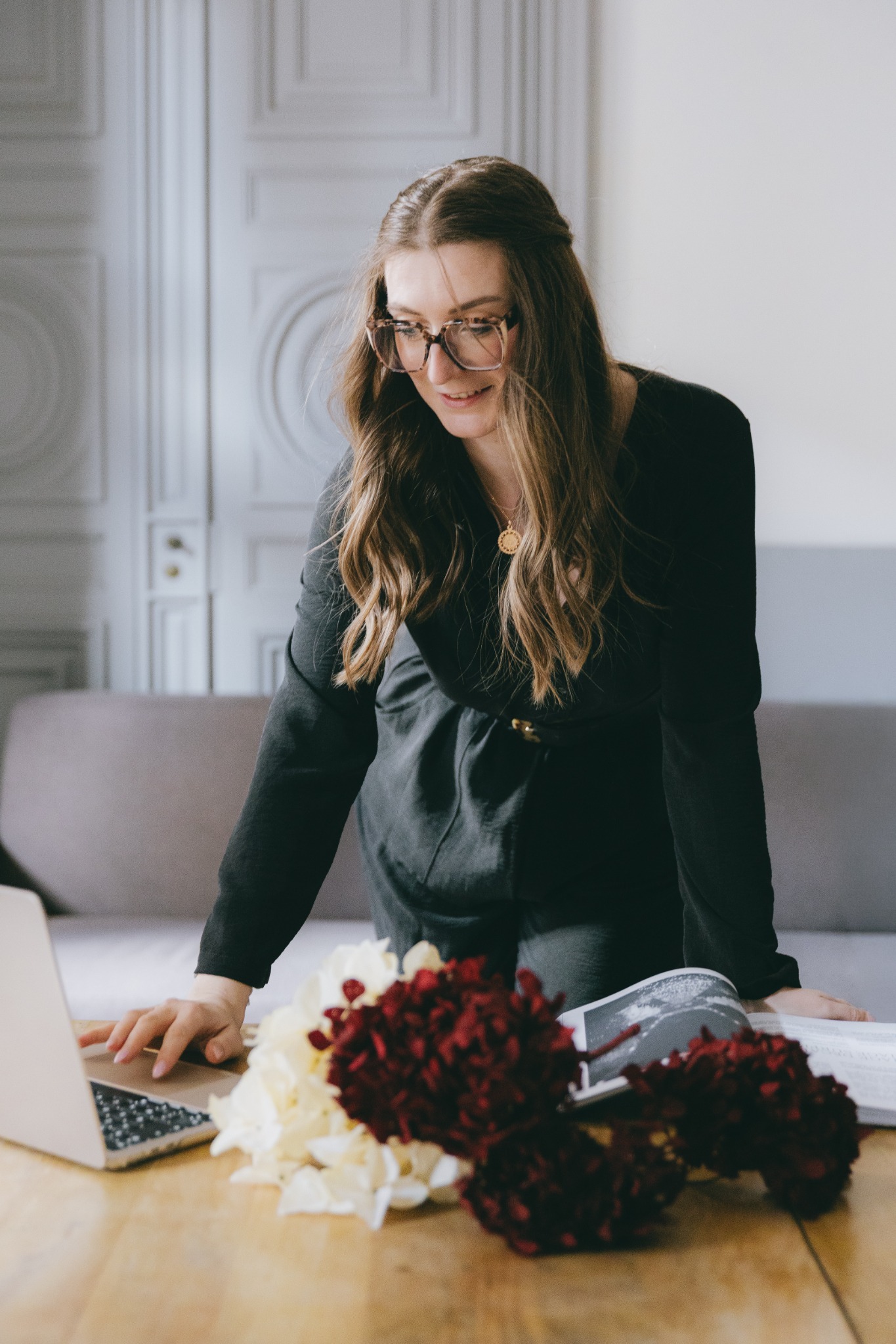 Fanny préparant un projet événementiel