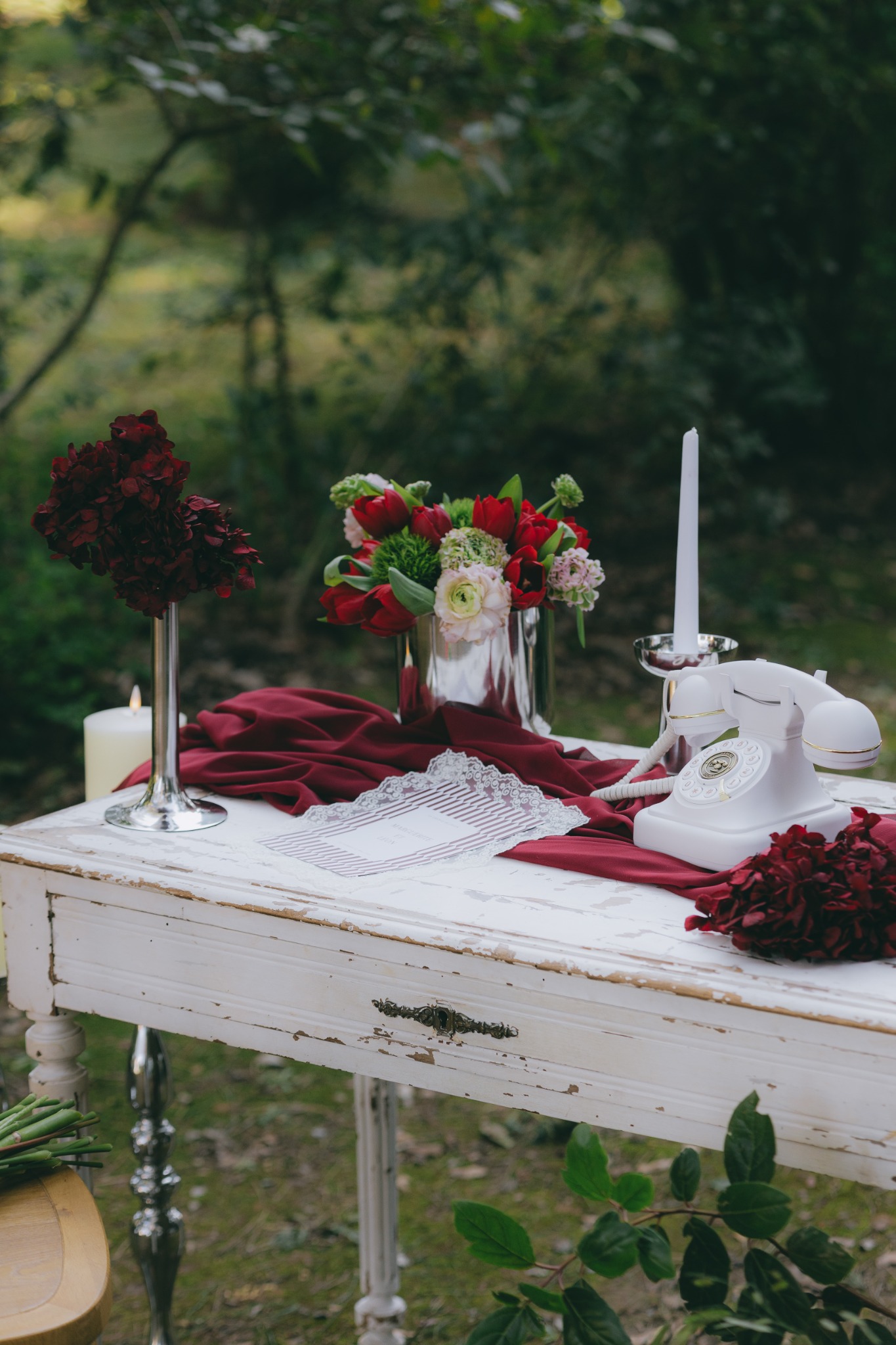 Livre d'or audio présenté sur une table décorée de fleurs et de bougies