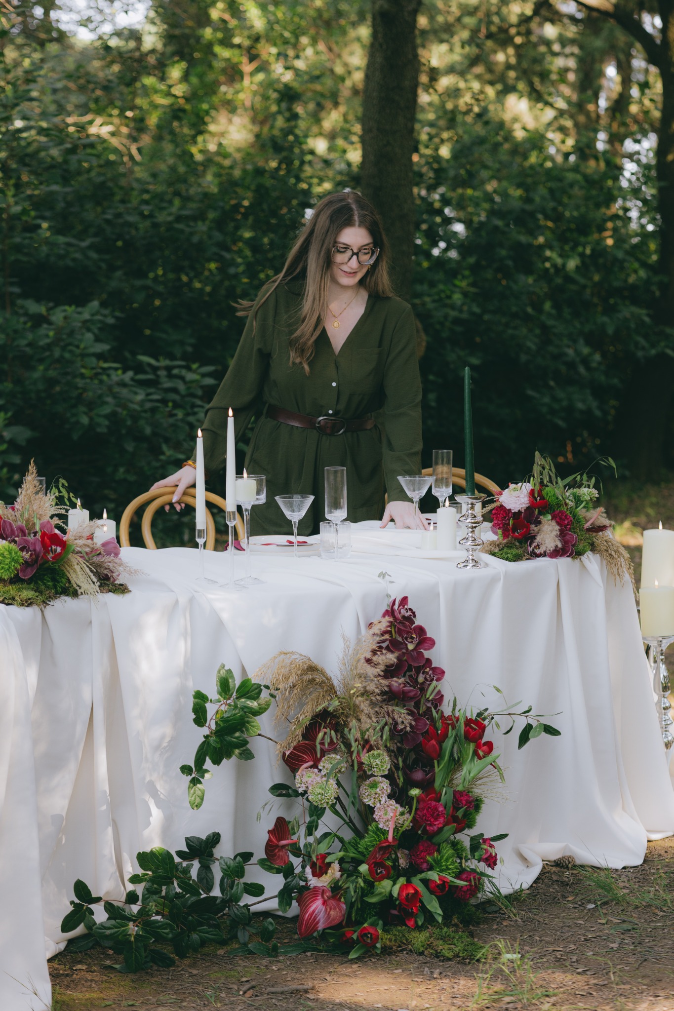 Wedding planner préparant une table de réception fleurie
