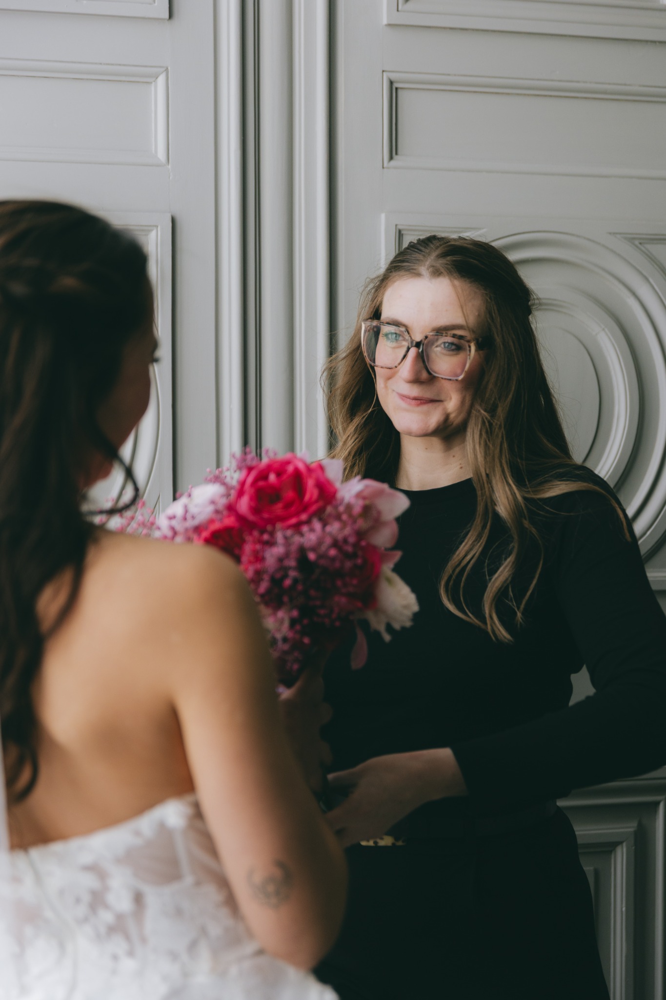 Wedding planner échangeant avec une mariée